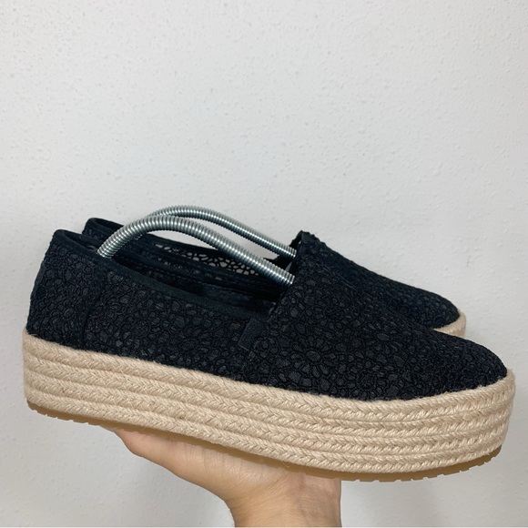 TOMS Valencia Platform Espadrille Black Floral Crochet Slip On Shoe Women’s 8 - Picture 1 of 9